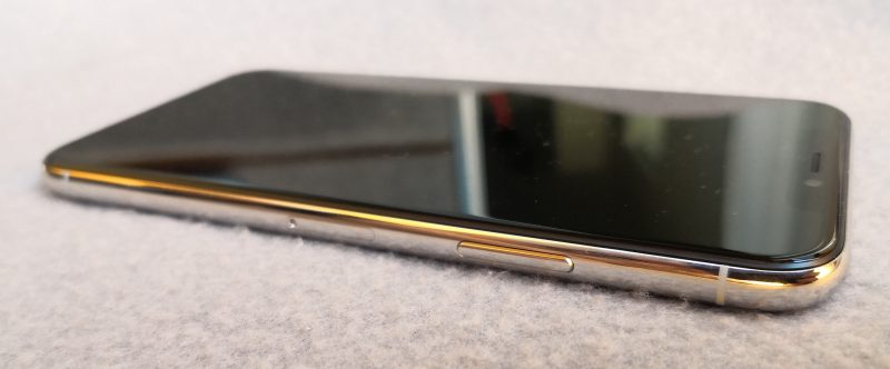 iPhone X:n teräs-lasirakenne on todella jämäkkä ja laadukkaan tuntuinen.