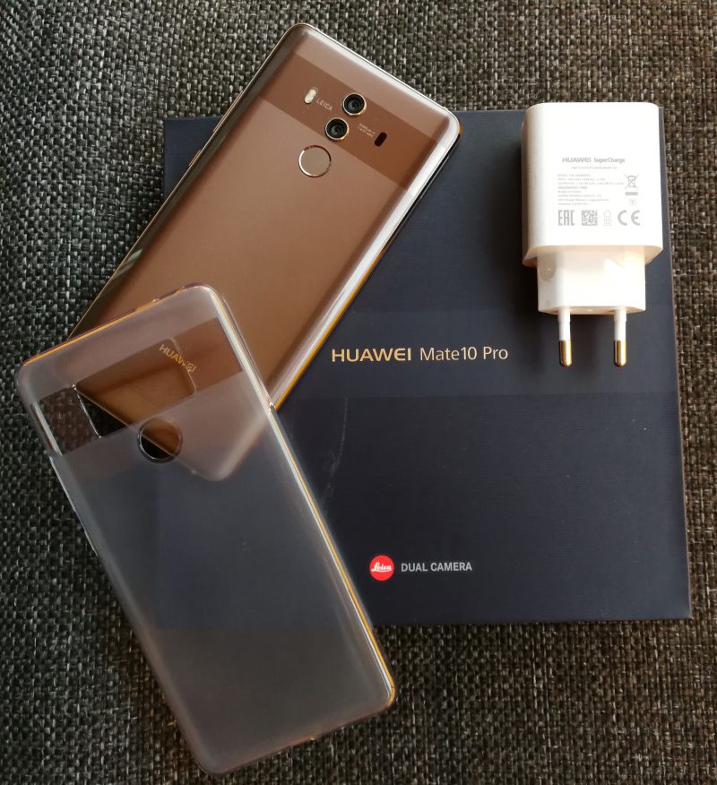Huawei toimittaa Mate 10 Pron myyntipakkauksessa myös läpikuultavan suojakuoren sekä SuperCharge-pikalaturin.
