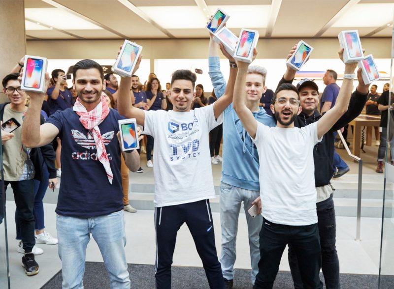 iPhone X:n ostajia Sydneyn Apple Storen luona.