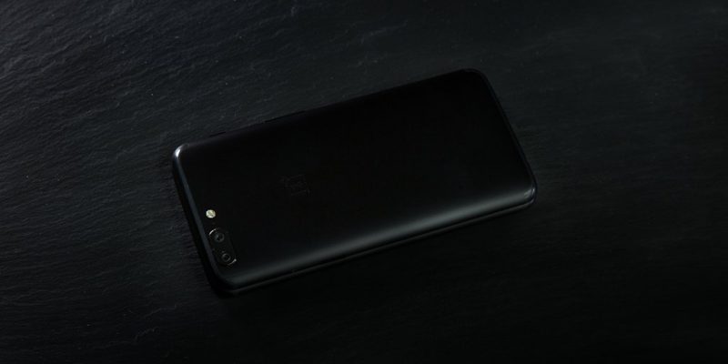 OnePlussan julkaisema kuva, jossa OnePlus 5T piilottelee OnePlus 5:n alla.