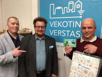 Etteplanin teknologiajohtaja Jaakko Ala-Paavola (keskellä) lahjoittaa Microbit-kehityskitit Forum Viriumin Aapo Ristalle. Vasemmalla Kaapelitehtaan Jani Suonperä. 