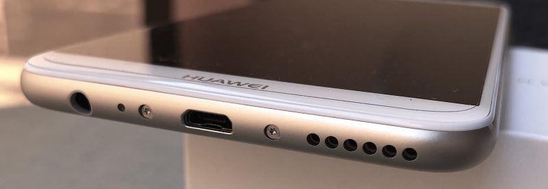 Mate 10 Liten pohjasta löytyvät Micro-USB- ja 3,5 mm -liitännät.