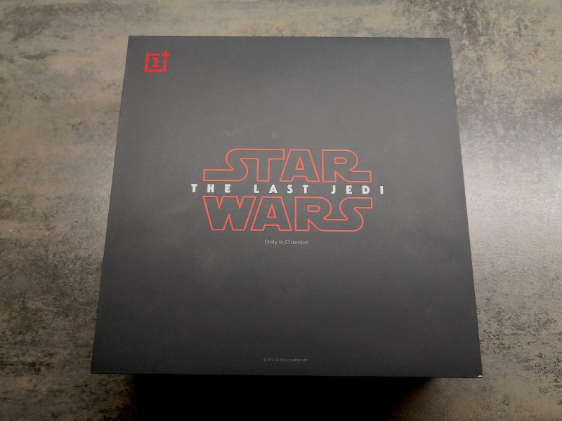 Star Wars Limited Edition -versio OnePlus 5T:stä toimitetaan neliön muotoisessa kookkaassa pakkauksessa.