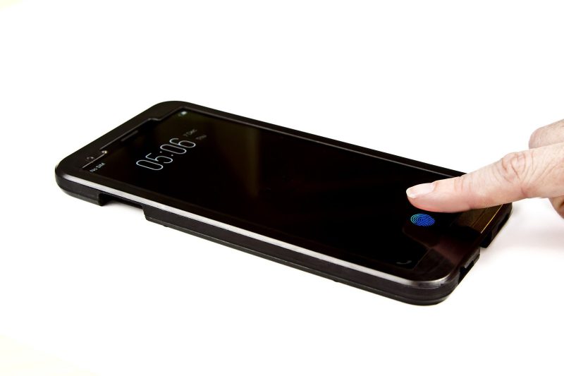 Synapticsin Clear ID tuo sormenjälkilukijan osaksi näyttöä.