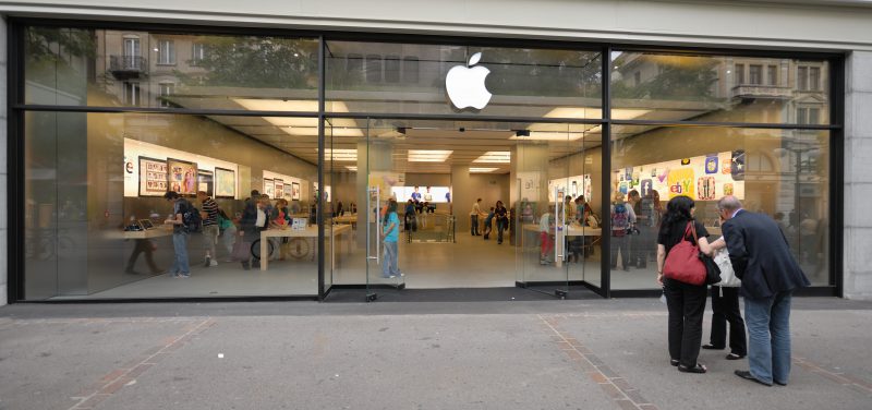 Zürichin Apple-kauppa, jossa akku kärähti.