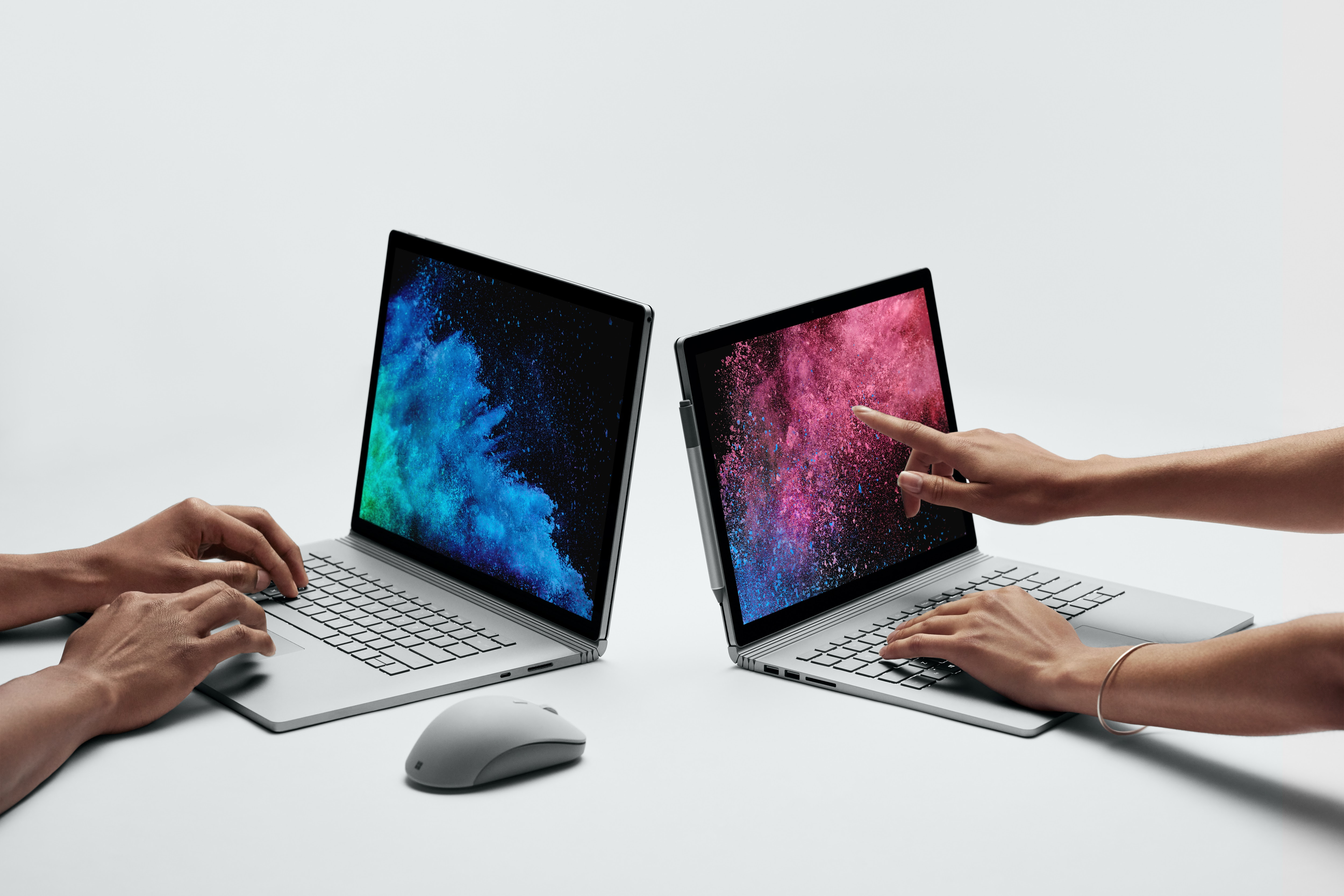 Microsoft Surface Book 2:n kaksi kokovaihtoehtoa.