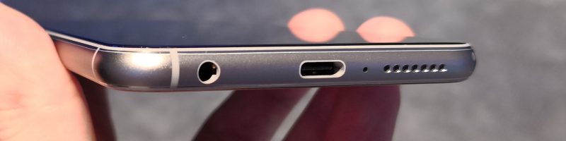 Zenfone 5:ssä on USB-C-liitännän lisäksi myös perinteinen 3,5 millimetrin kuulokeliitäntä.