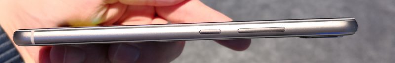 Zenfone 5 -puhelimet ovat varsin ohuita. Kylkiä kiertävä runko on alumiinia.