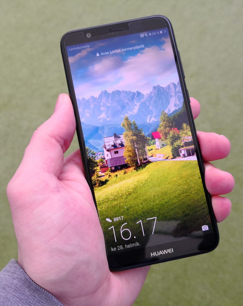 Huawei P Smartissa on kooltaan 5,65 tuuman näyttö, joka edustaa uutta trendikästä 18:9-kuvasuhdetta. Näytön ylä- ja alareunukset ovat kohtuullisen kokoiset.