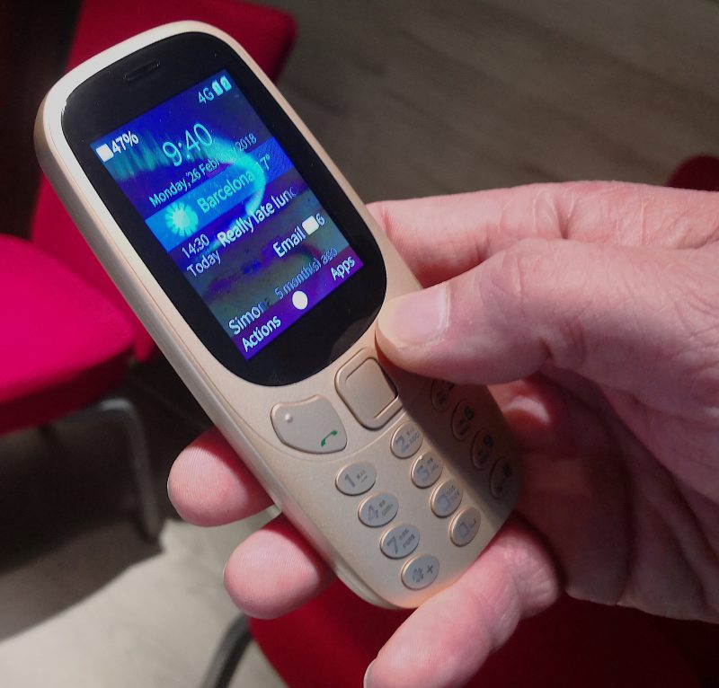 Jolla esitteli Sailfishin toimintaa Nokia 3310:ää ulkonäöltään muistuttavassa peruspuhelimessa.