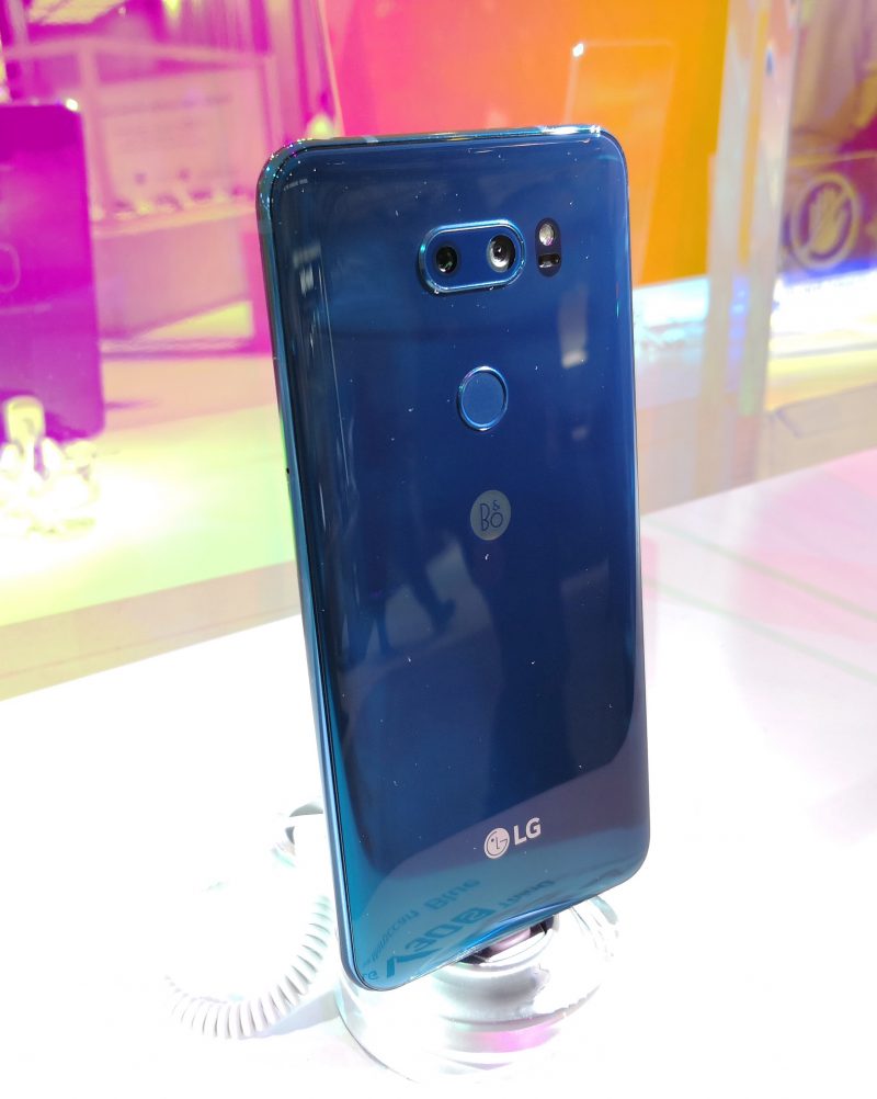 LG on piristänyt viime aikoina puhelintensa värivalikoimaa. Kuvassa V30S ThinQ marokonsinisenä värivaihtoehtona.
