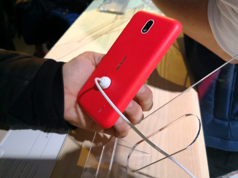 Nokia 1:n takakuori on polykarbonaattimuovia.