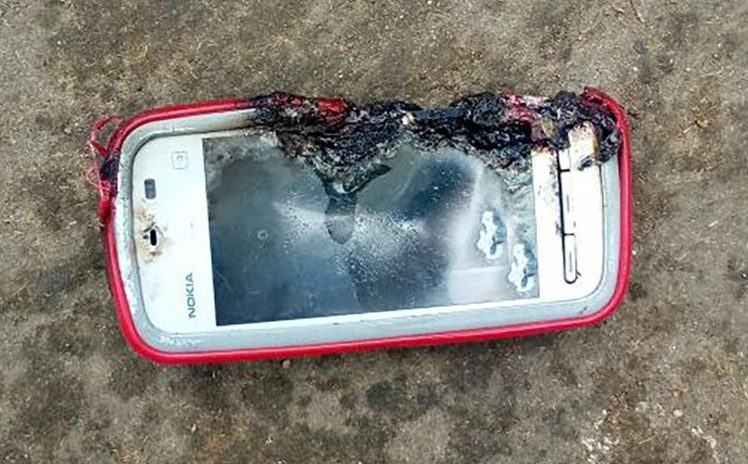 Nokia 5230 -sarjan puhelin kärsi merkittäviä vaurioita räjähdyksessä. Kuva: CEN.