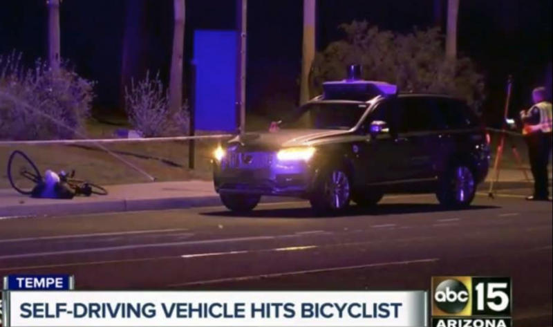 ABC 15 -televisiokanavan kuvassa näkyy Uberin Volvo XC90 -robottiauto sekä sen alle jäänyt nainen, joka kävelytti polkupyöräänsä.