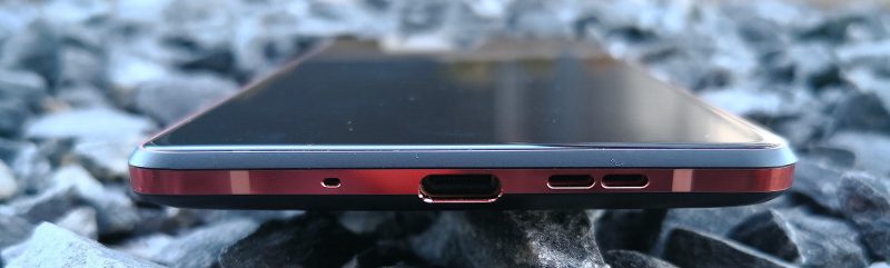Nokia 7 Plussan pohjassa on USB-C-liitäntä sekä kaiuttimen aukko.