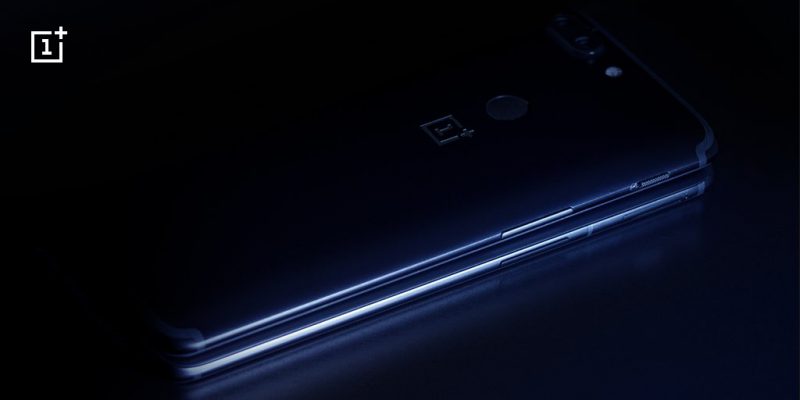 OnePlussan julkaisema kuva, jossa OnePlus 6 on piilossa OnePlus 5T:n alla.