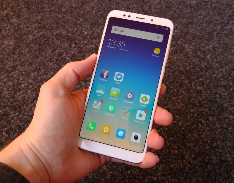 Redmi 5 Plus on kookas älypuhelin 5,99 tuuman näytöllä ja kohtuullisen kokoisilla näytönreunuksilla.