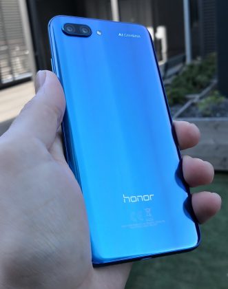 Honor 10 on tyylikäs puhelin - erityisesti sinisenä ja vihreänä erikoisvärinä.