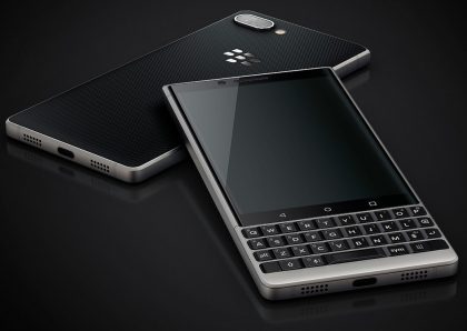 Takapinta on päällystetty BlackBerry-puhelimille tuttuun tapaan myös Key2:ssa pitoa tuovalla tekstuurilla.