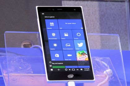 Intel on kehittänyt myös pienikokoisen, taskuun mahtuvan täyden Windows 10 -tietokoneen Pocket PC -prototyypin.