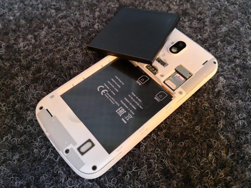Nokia 1:ssä on takakuoren alla vaihdettavissa oleva akku. Lisäksi takakuoren alta löytyy kaksi SIM-korttipaikkaa, joista toinen jaettu muistikorttipaikan kanssa.