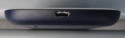 Akun lataus hoituu pohjasta löytyvällä perinteisellä Micro-USB-liitännällä. 3,5 millimetrin kuulokeliitäntä löytyy puolestaan puhelimen yläpäästä.