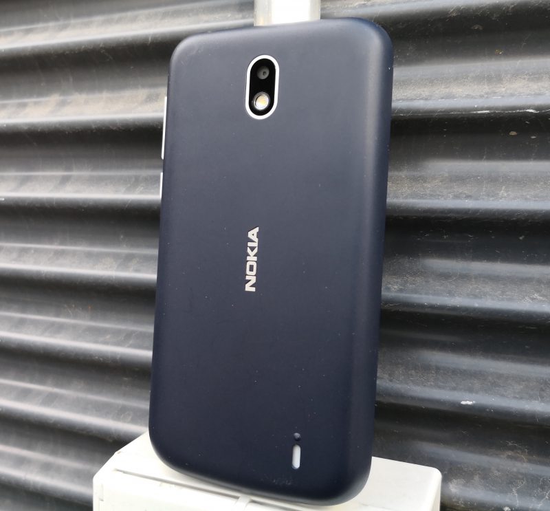 Nokia 1:n takakuori on polykarbonaattimuovia. Kaiuttimen aukko sijaitsee takana. Kamera ei nouse muuta pintaa korkeammalle.