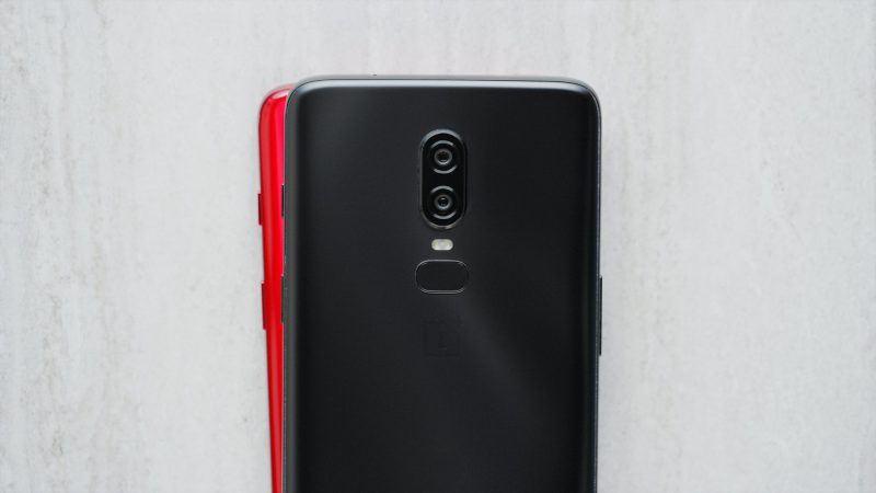 Punainen OnePlus 6 kurkistaa mustan takaa Marques Brownleen Twitterissä julkaisemassa kuvassa.