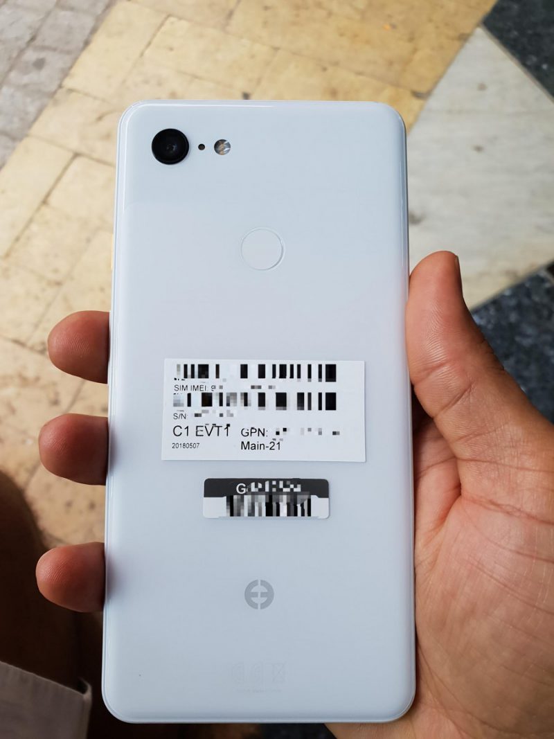 Google Pixel 3 XL vuotokuvissa valkoisena värinä.