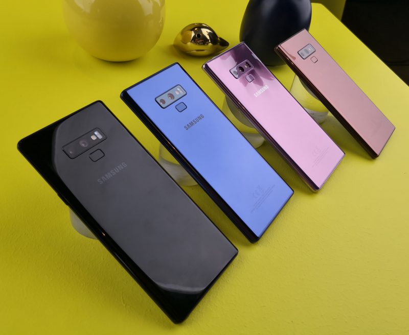 Suomessa Galaxy Note9 on saapunut toistaiseksi myyntiin vain etualalla näkyvinä mustana ja sinisenä värivaihtoehtona. Muilla markkinoilla nähdään myös pinkkiä lähestyvä violetti sekä kupari.