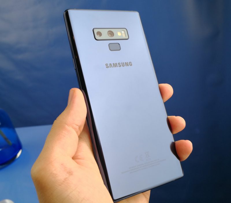 Takana yhä lasipintaisessa Galaxy Note9:ssä kaksoiskamera on asemoitu edelleen horisontaalisesti, mutta sormenjälkilukija siirretty kamera-alueen alapuolelle. Kameran rinnalla on yhä myös sykeanturi, joka on tuttu Samsung-puhelinten erikoisuus.