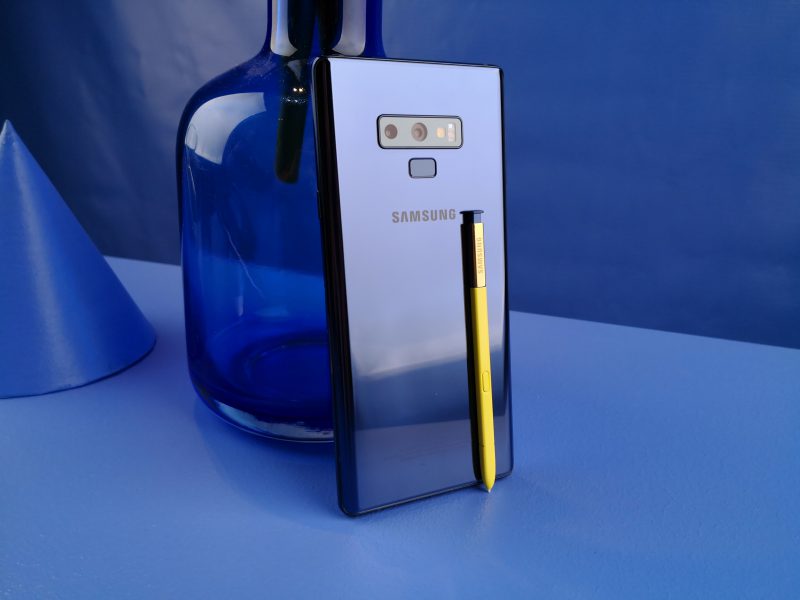 Uuden Galaxy Note9:n kärkiväri on sininen, joka yhdistyy keltaisen S Pen -kynän kanssa.