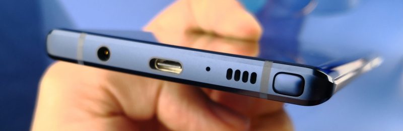 3,5 millimetrin perinteinen kuulokeliitäntä löytyy yhä Galaxy Note9:stä. Sen lisäksi puhelimen pohjassa on USB-C-liitäntä, aukot kaiuttimelle ja mikrofonille sekä S Pen -kynän paikka.