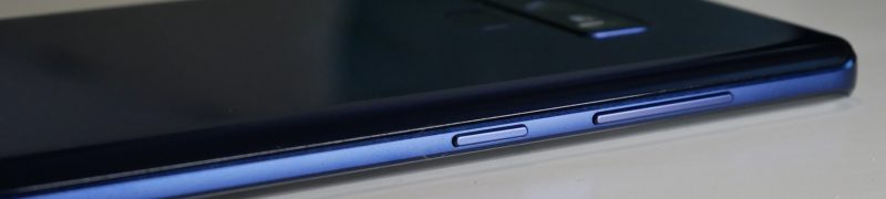 Galaxy Note9:n vasemmalla kyljellä ovat äänenvoimakkuuspainikkeet sekä oma näppäimensä Bixbylle.