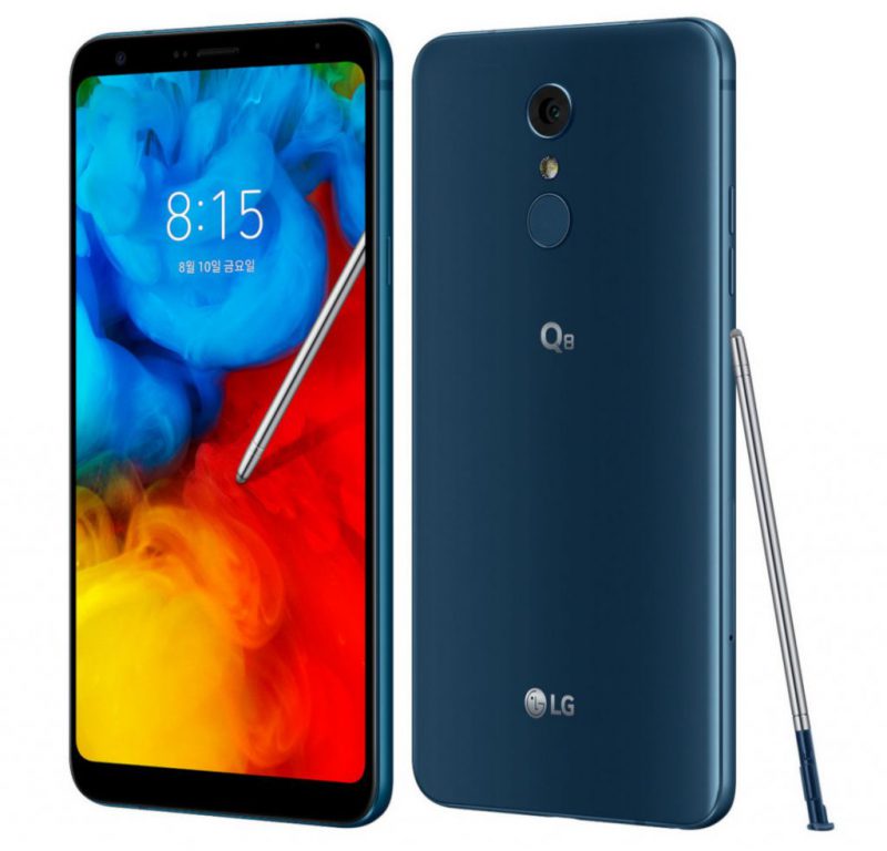 LG Q8 (2018) tukee stylus-kosketuskynää. Kuvassa näkyvän Moroccan Bluen lisäksi toinen värivaihtoehto on musta Aurora Black.