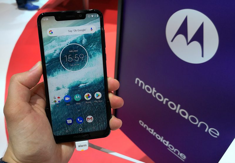 Motorola Onen näytön yläreunan lovi on varsin leveä.