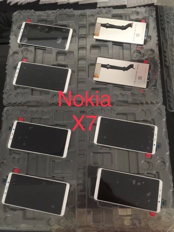 Väitettyjä Nokia X7:n etupaneeleja.