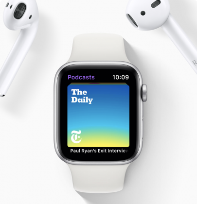 Apple Watch ja AirPods-kuulokkeet. Molempien myynti on kasvanut voimakkaasti.
