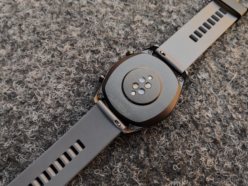 Huawei Watch GT:n ranneke on haluttaessa vaihdettavissa. Kello ladataan magneettisesti kiinnittyvällä latausjohdolla.