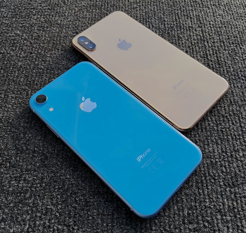 iPhone XR:ään on tarjolla pirteitä värivaihtoehtoja, kuten vaikkapa sininen. iPhone XS:n vaihtoehdot ovat hillitympiä. Molemmat ovat takaa lasipintaisia.