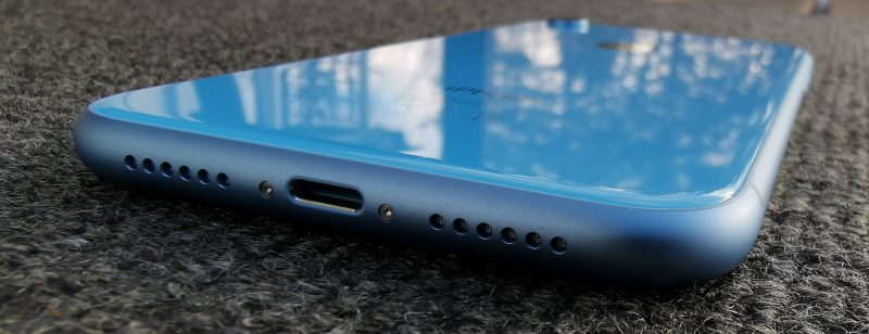 Myös iPhone XR on varustettu Lightning-liitännällä ja stereokaiuttimin.