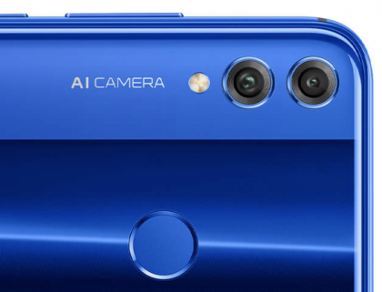Takana Honor 8X:ssä on 20 megapikselin pääkamera ja 2 megapikselin syvyyskamera. AI Camera -teksti viestii tekoälyn hyödyntämisestä kamerassa.