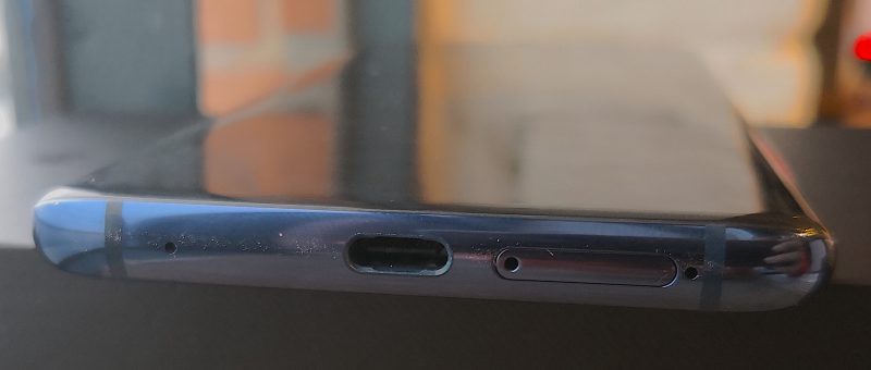 Pohjassa sijaitsevat USB-C-liitäntä ja korttikelkka. 3,5 millimetrin kuulokeliitäntää Mate 20 Prossa ei ole. Alakaiutin löytyy USB-C-liitännän sisältä.