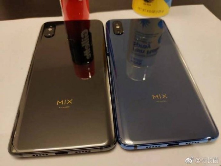 Väitetty Mi MIX 3 kahtena värivaihtoehtona vuotokuvassa.
