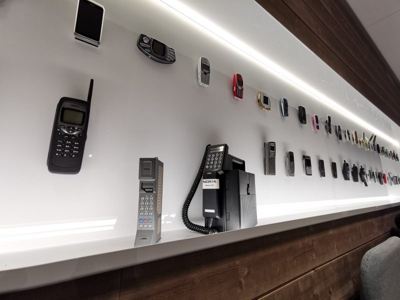Esillä on myös vanhojen Nokia-puhelinten valikoima.