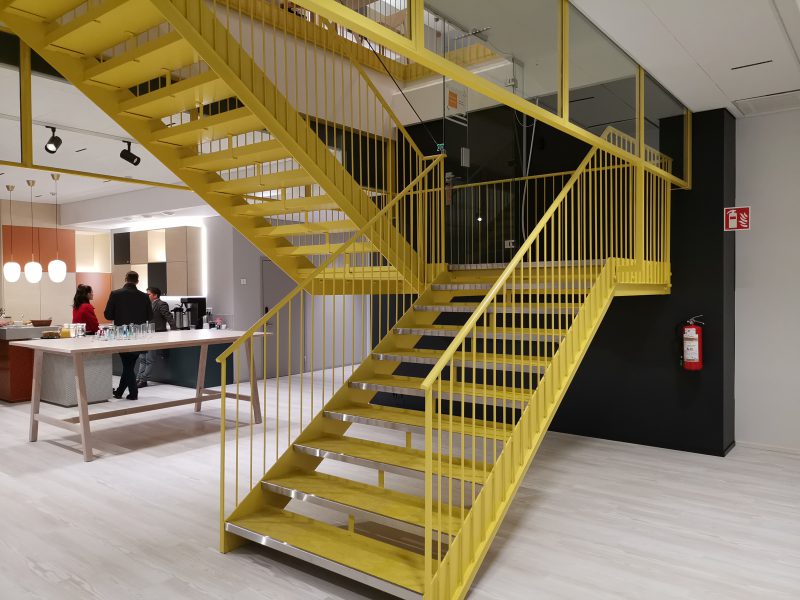 HMD Globalin uuden toimiston aulaan väriä tuovat keltaiset portaat.