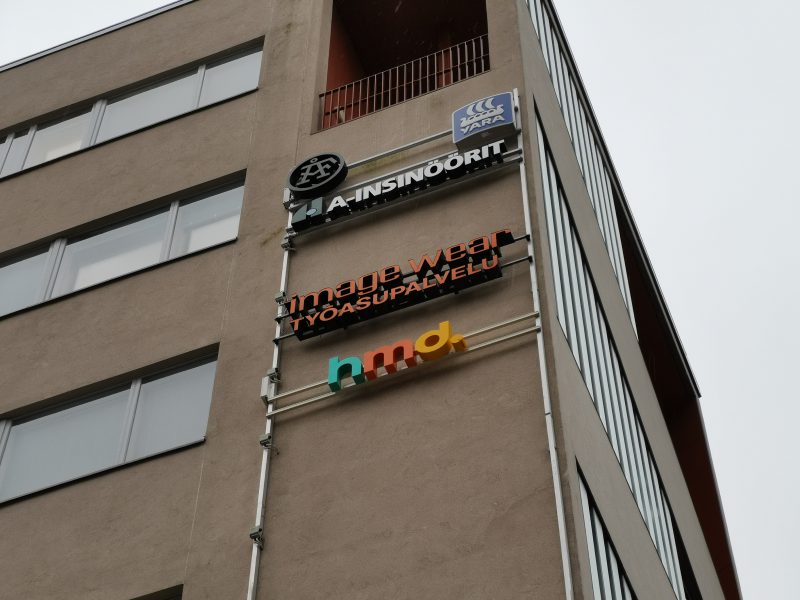 HMD Globalin logo koristaa espoolaisen toimistotalon seinää.