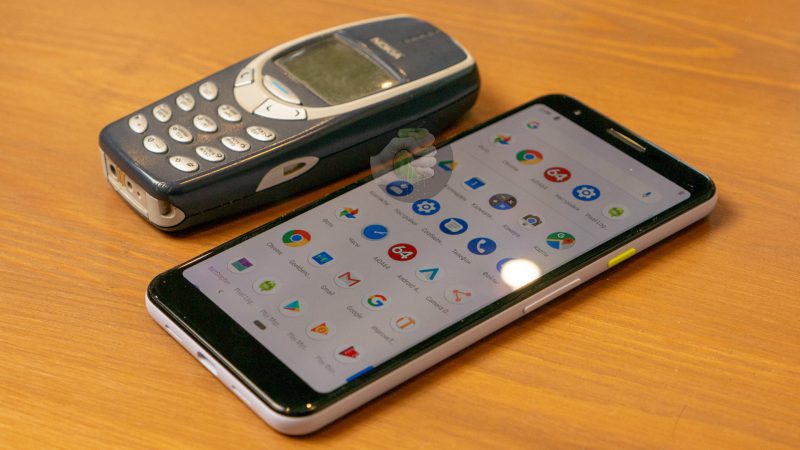 Nokia 3310 vs. Google "Pixel 3 Lite".