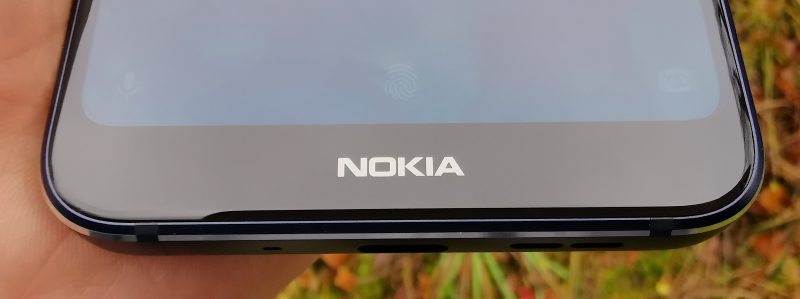 Nokia 7.1:n näytön alareunus, eli "leuka", on nykypäivänä poikkeuksellisen kookas.