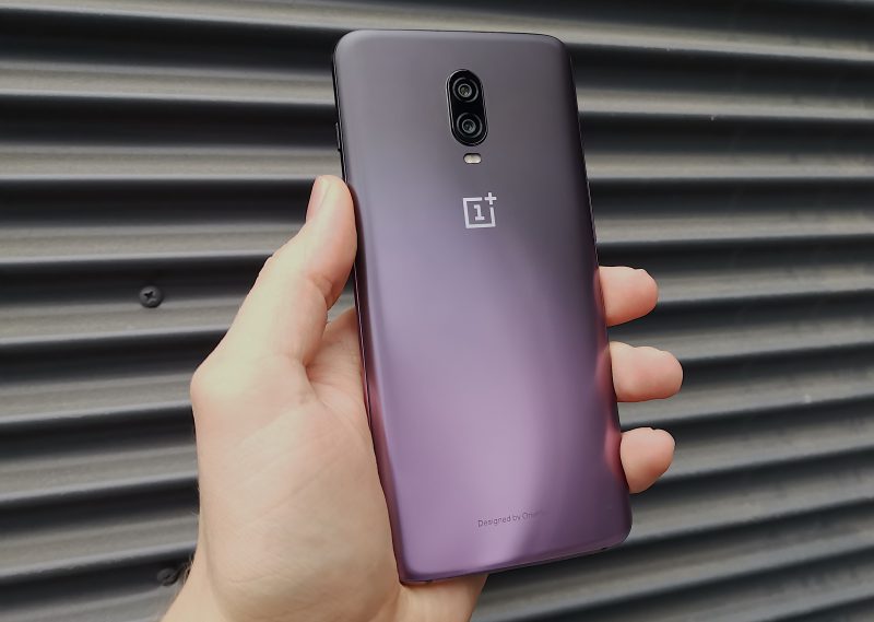 OnePlus 6T:n lasisen takapinnan väritys liukuu mustasta violettiin. Takapintaan muodostuu S-kirjainta muistuttava heijastusefekti.